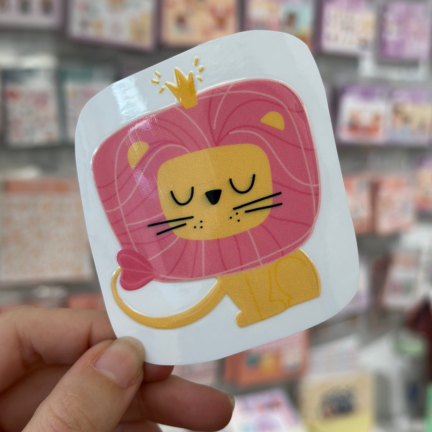 PEGATINA DTF UV LEONA - IMPERDIBLE - SCRAPBOOKING