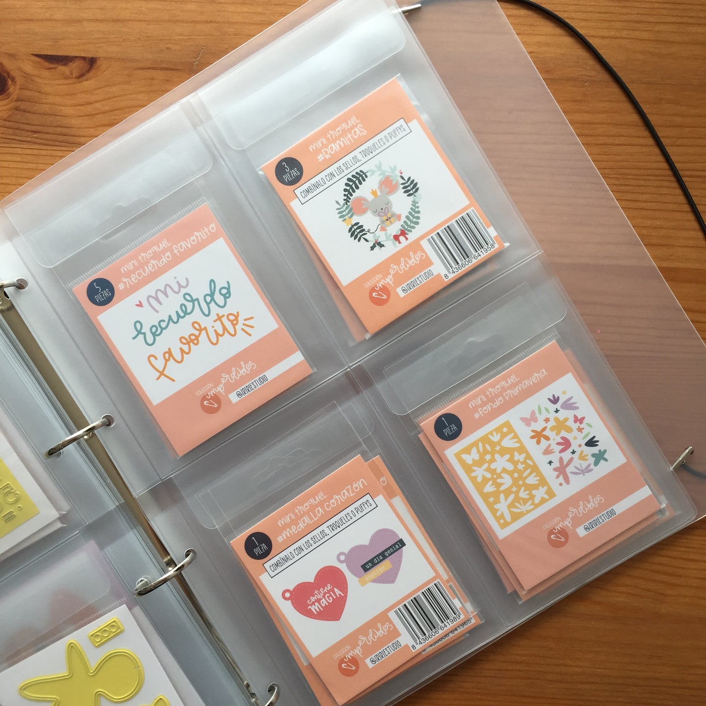 FUNDA DE 4 BOLSILLOS PARA ARCHIVADOR DE TROQUELES - BÁSICOS SCRAPBOOKING