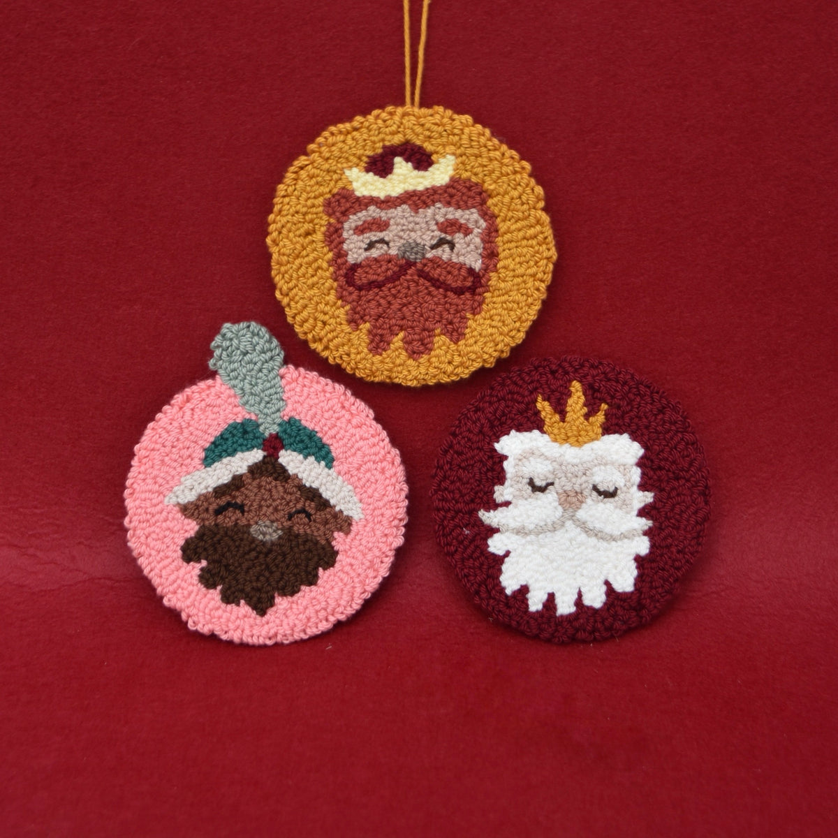 RESERVA PACK 2 KITS PUNCHI SIN AGUJA (REYES MAGOS Y NOEL) - COLEC. FRANELA - PUNCH NEEDLE - BORDADO MÁGICO