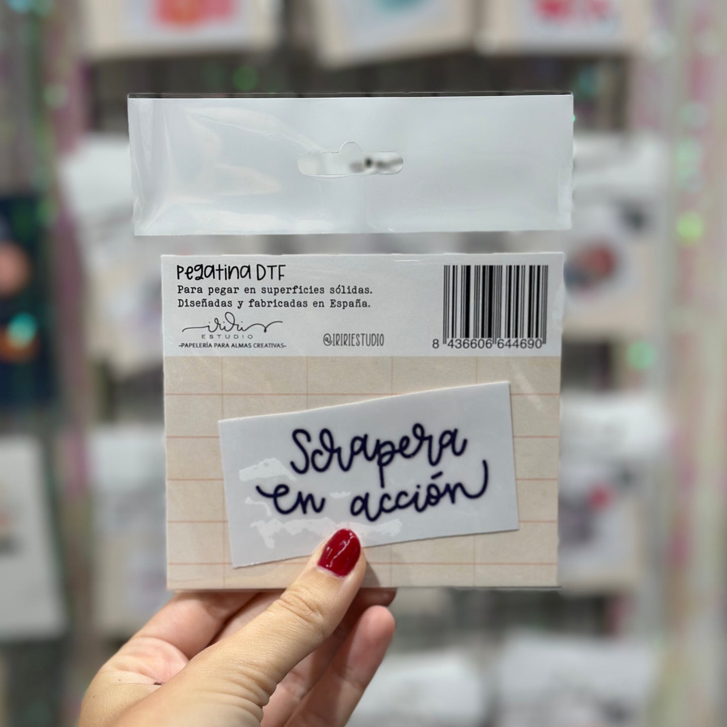 PEGATINA SCRAPERA EN ACCIÓN DTF  - IMPERDIBLES - REPO BAJO PEDIDO - SCRAPBOOKING