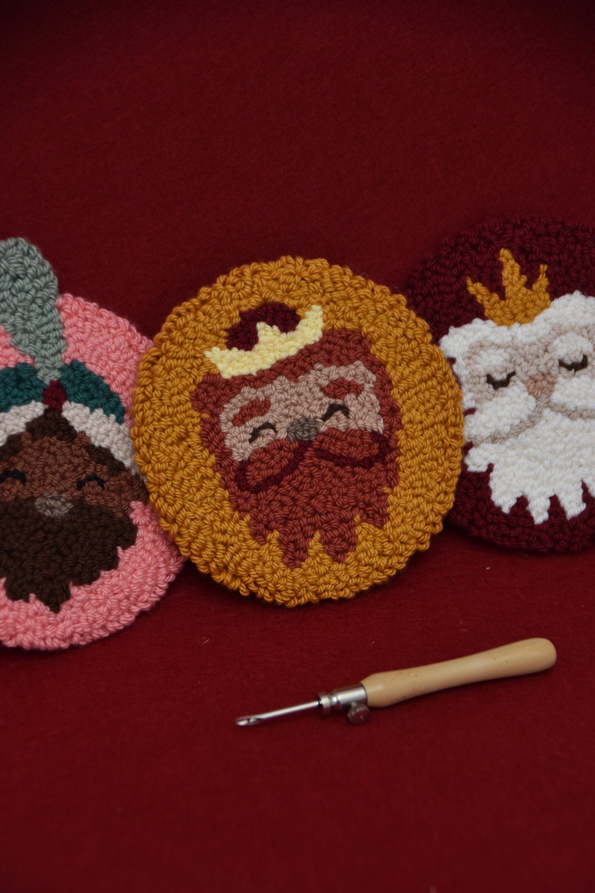 RESERVA PACK 2 KITS PUNCHI CON AGUJA (REYES MAGOS Y NOEL) - COLEC. FRANELA - PUNCH NEEDLE - BORDADO MÁGICO