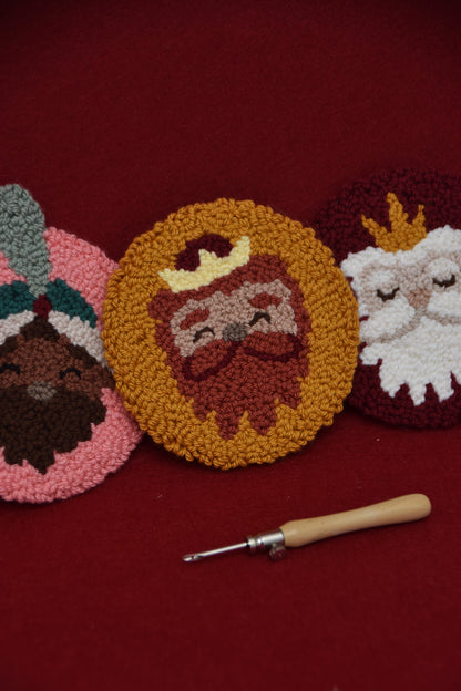 RESERVA PACK 2 KITS PUNCHI CON AGUJA (REYES MAGOS Y NOEL) - COLEC. FRANELA - PUNCH NEEDLE - BORDADO MÁGICO